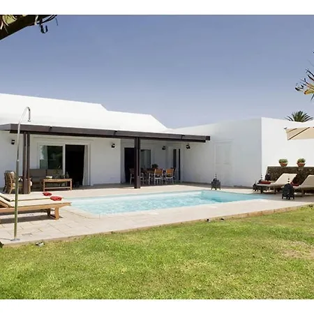 Puerto Del Carmen Sleeps 9 With Pool And Air Con Puerto del Carmen (Lanzarote)